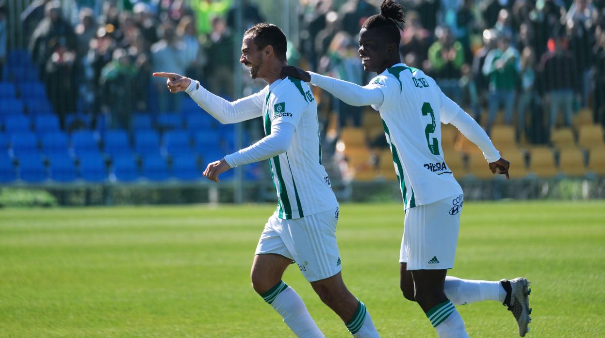 Djetei felcita a De las Cuevas en la acción del gol del Córdoba CF