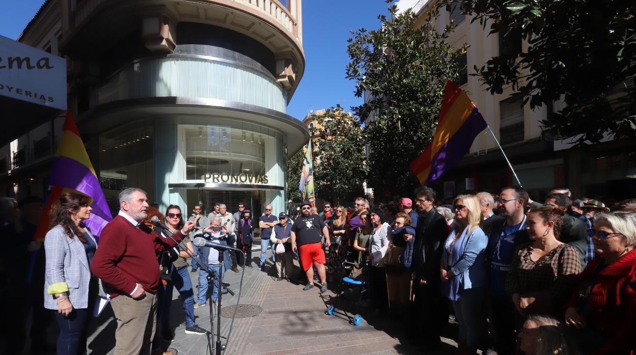 Lectura del manifiesto en la calle Cruz Conde