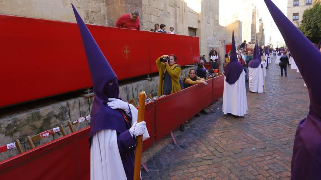 Nazarenos realizando el recorrido oficial en la Semana Santa de 2018