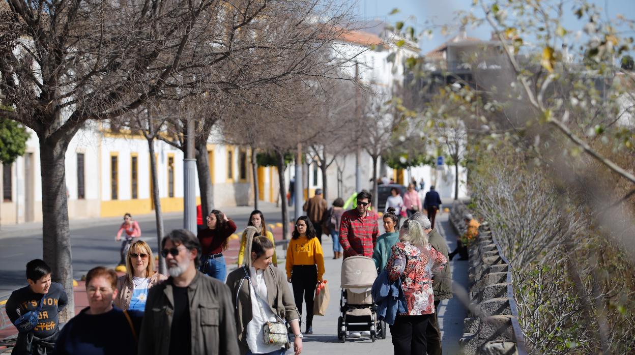 Cordobeses pasean por la ribera en un día de sol