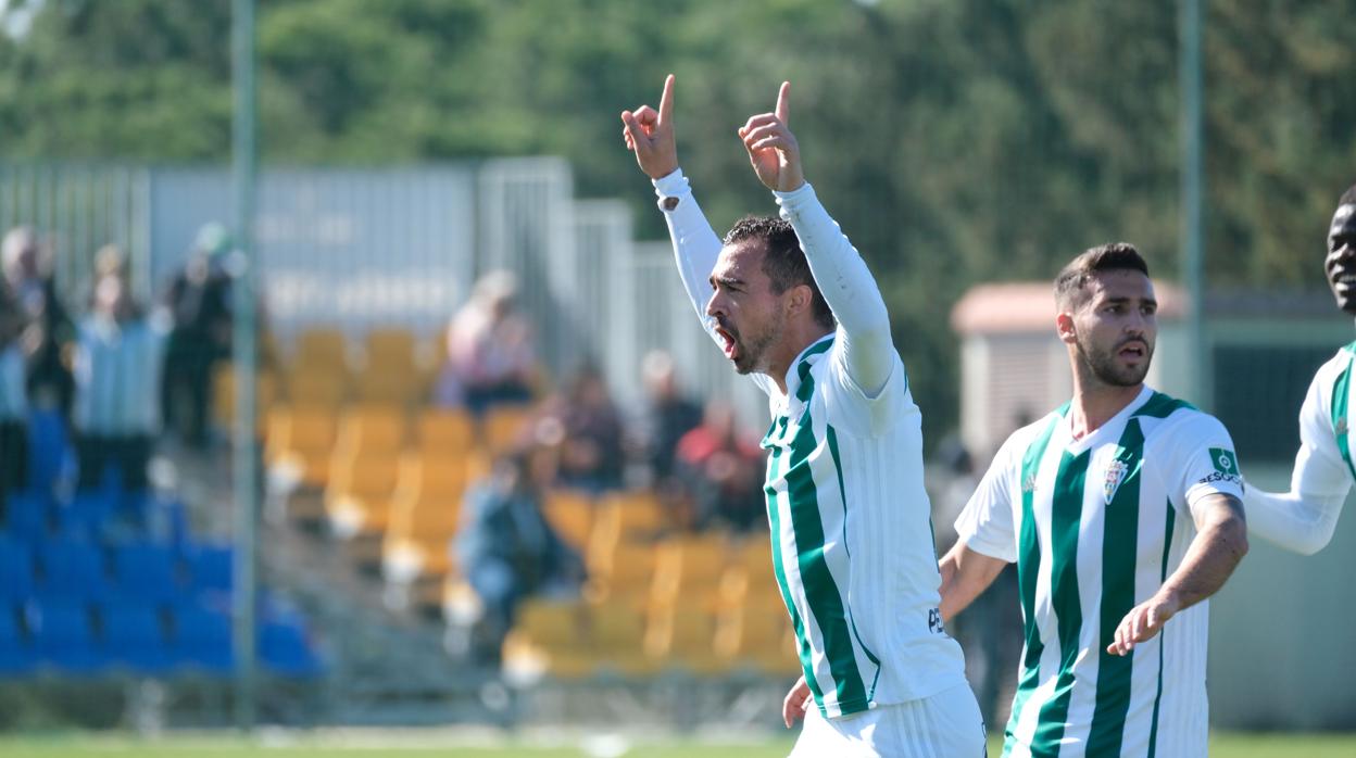 Miguel de las Cuevas celebra el gol del encuentro ante el Cádiz B