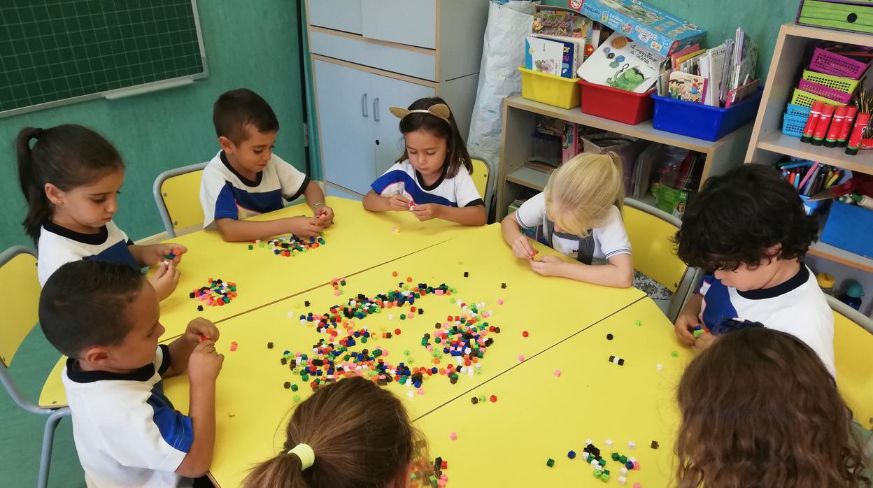 Alumnos del colegio Cervantes realizando actividades de trabajo cooperativo