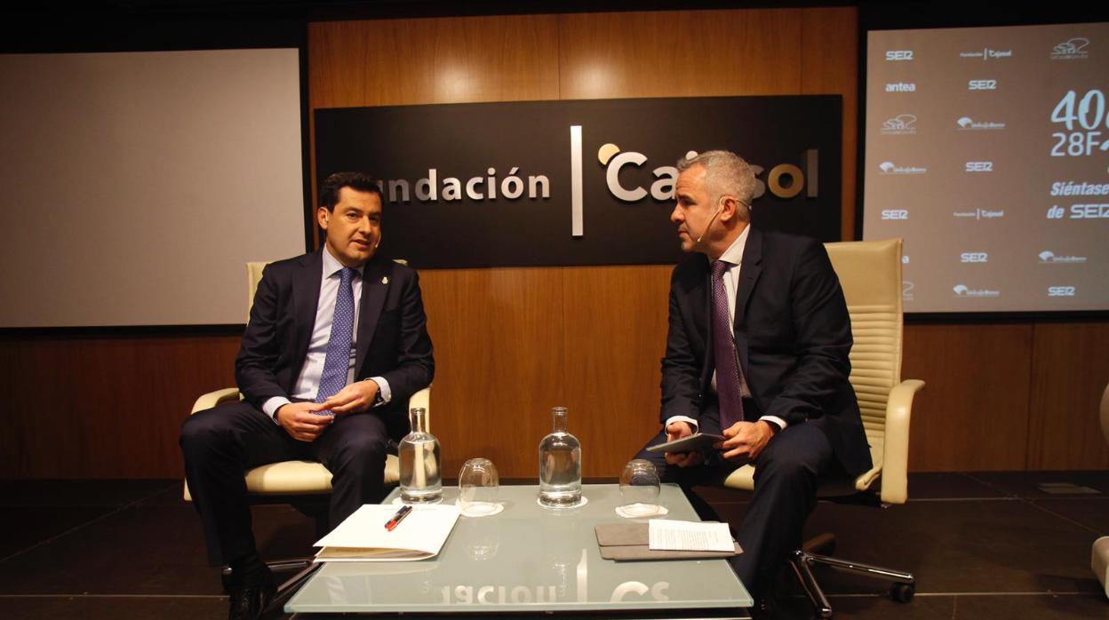 Juan Manuel Moreno Bonilla, junto al periodista Diego Suárez