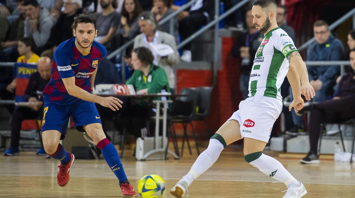 El capitán del Córdoba Patrimonio, Manu Leal, toca el balón en el partido ante el Barcelona