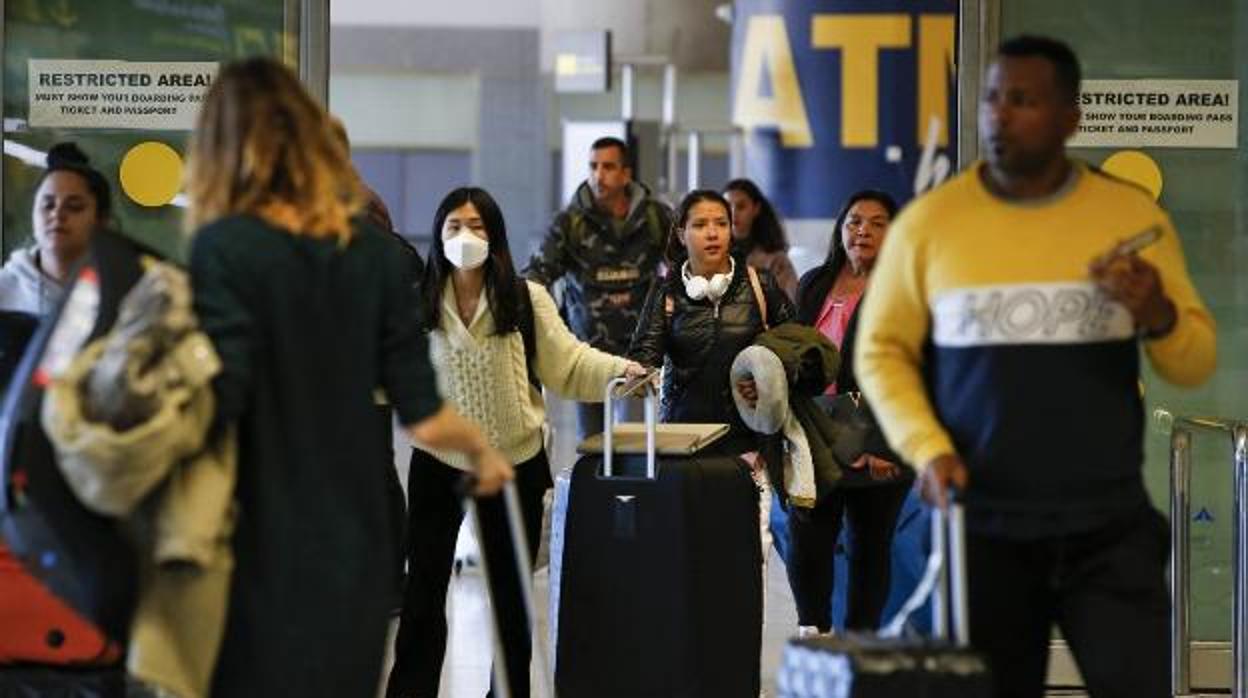 Turistas llegando al aeropuerto de Málaga