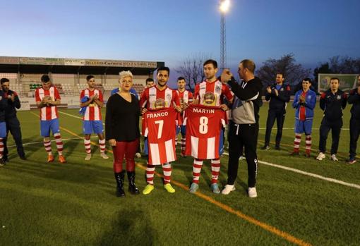 Los dos jugadores argentinos en el homanaje del CD Montalbeño