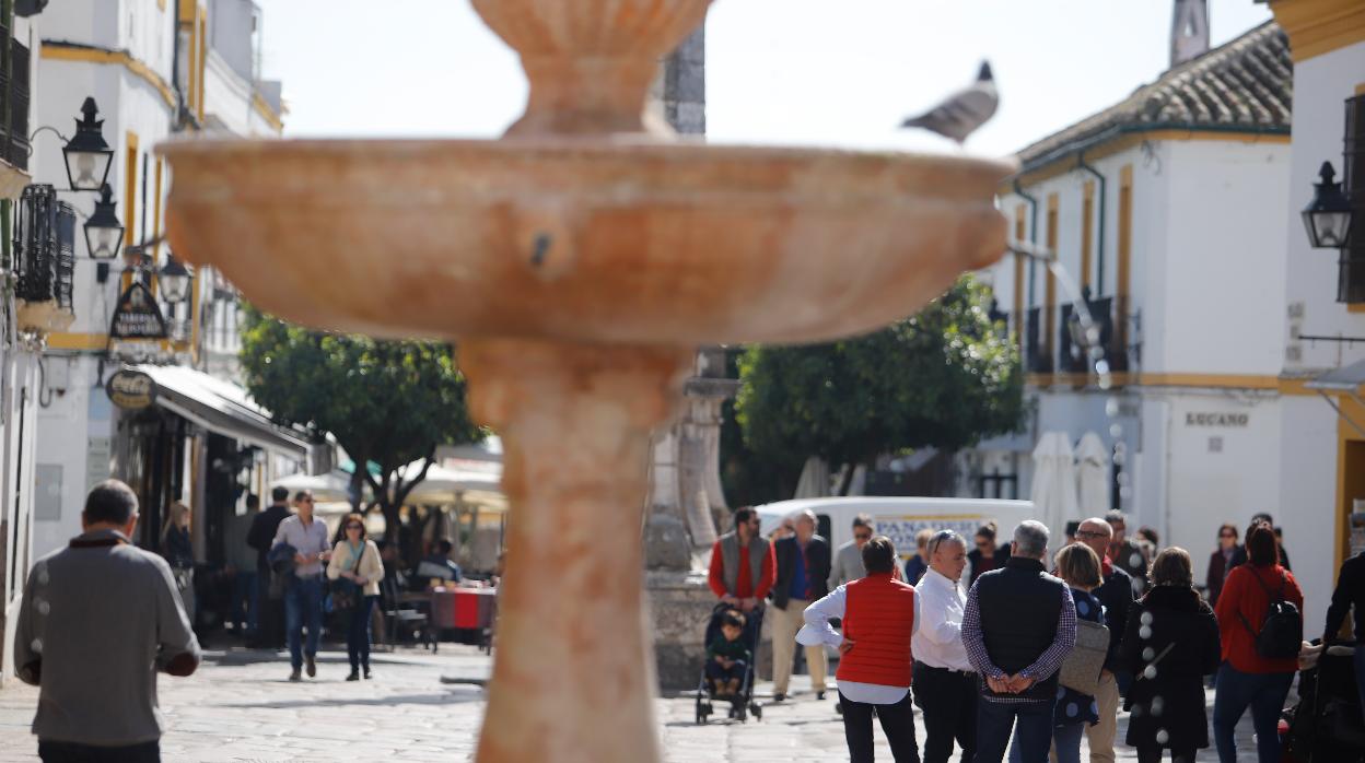 Visitantes en la plaza del Potro en un día de buen tiempo