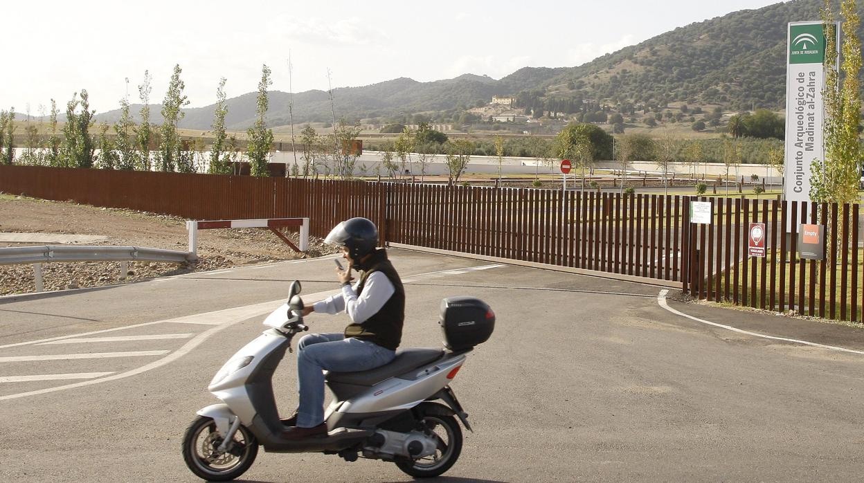 Un motorista en el acceso al aparcamiento del recinto patrimonial omeya