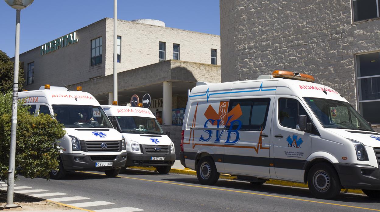 Ambulancias a la entrada de Urgencias de un hospital de Huelva