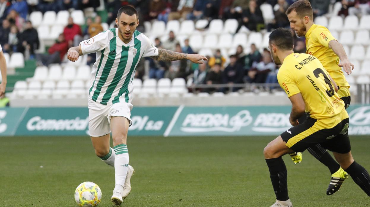 El extremo del Córdoba CF Moutinho conduce el balón ante el Villarrubia