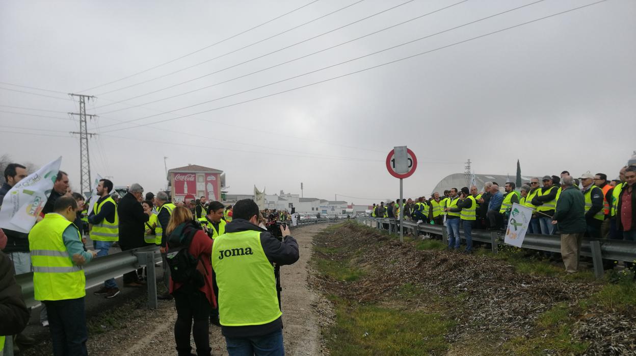 Agricultores, durante el corte de la autovía de Andalucía del 30 de enero