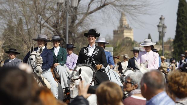 Más de 200 caballos recorren las calles de Córdoba en una Marcha Hípica llena de color