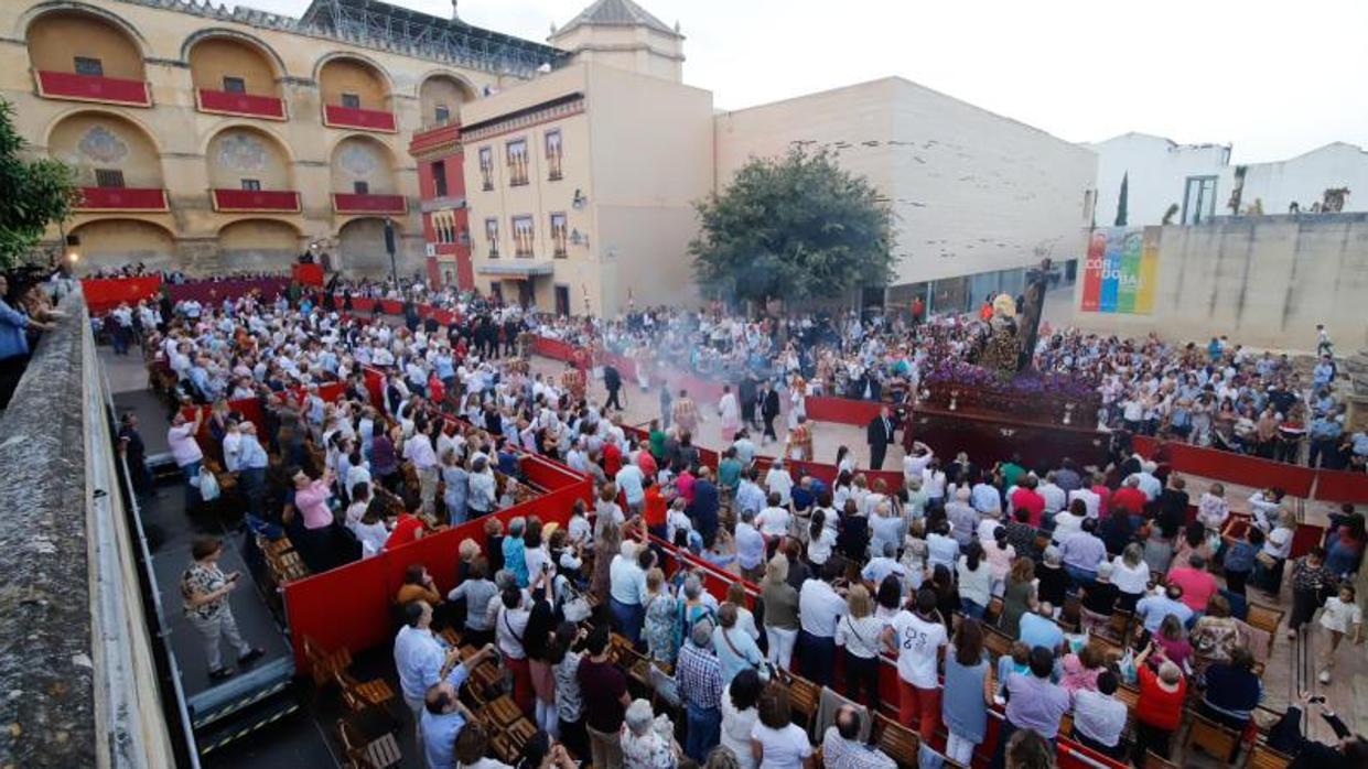 El paso de las Penas de Santiago efectuando su entrada en la Carrera Oficial