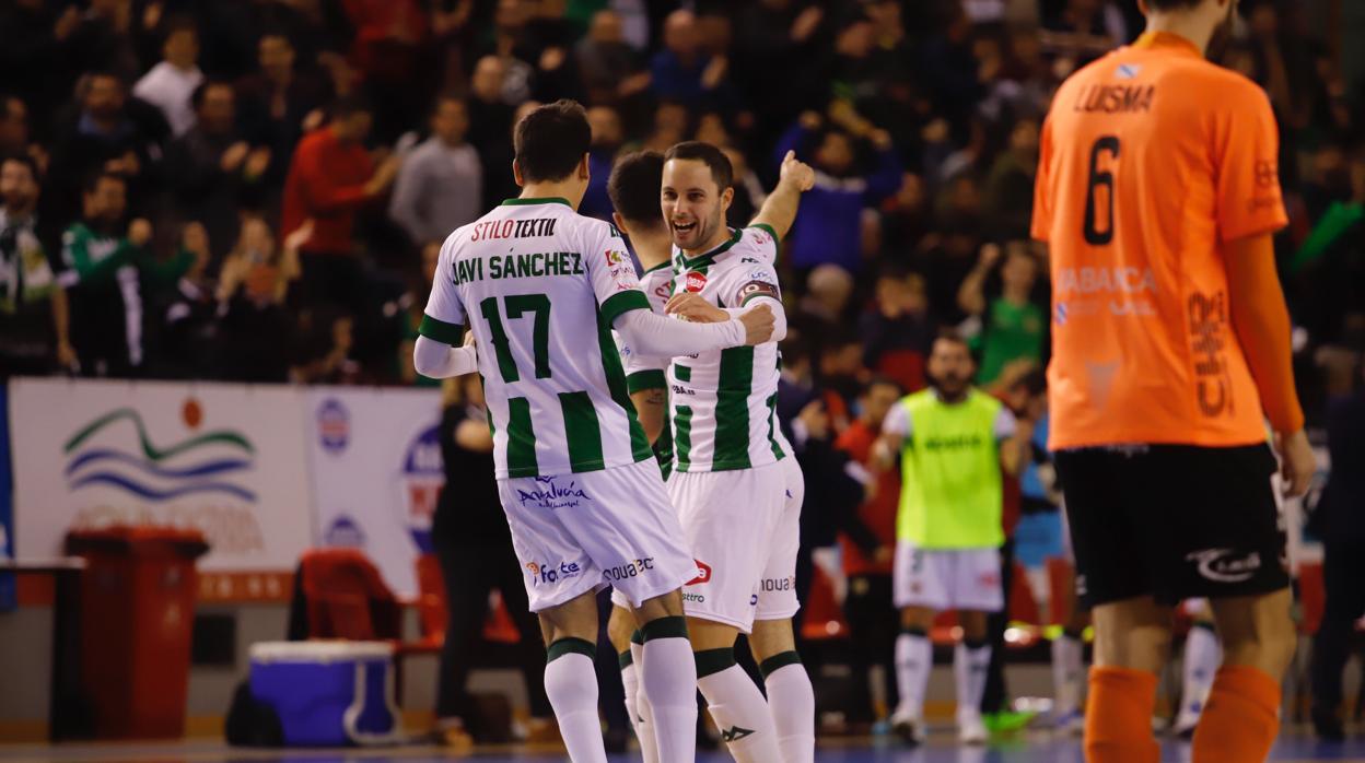 Los jugadores del Córdoba se abrazan tras un gol