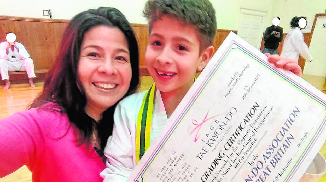 El pequeño Angelo, junto a su madre