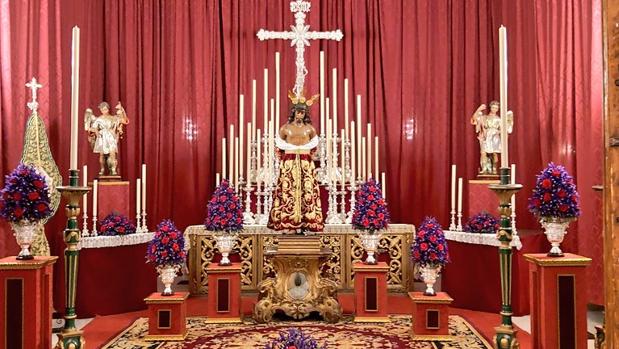 Caridad junto al Señor de las Penas de Córdoba
