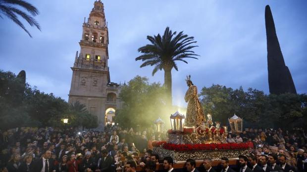 La lluvia empaña el Vía Crucis del Señor de la Sentencia de Córdoba