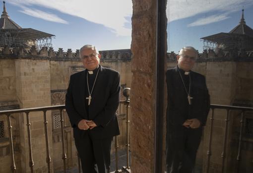 Monseñor Fernández, en un balcón del Palacio Episcopal