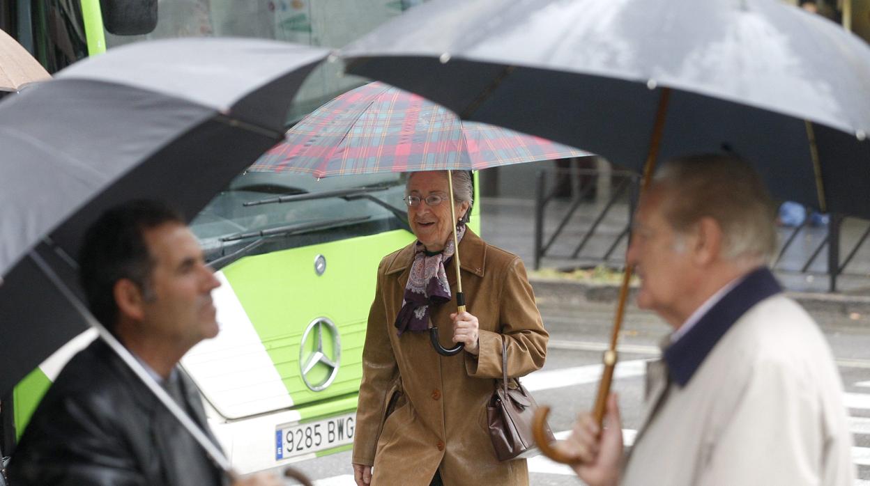 Una mujer camina por el Centro en un día de lluvia