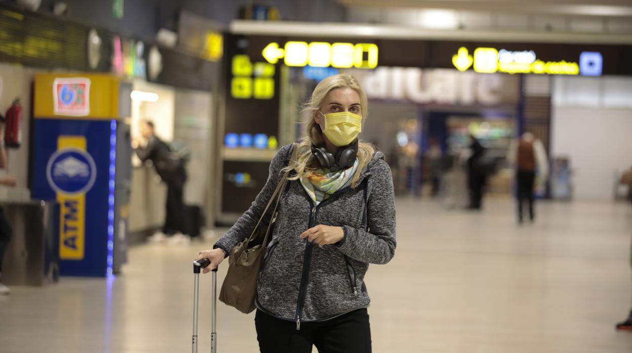 Una turista con mascarilla en el aeropuerto de Sevilla esta semana