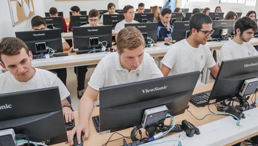 Alumnos del colegio Trinidad Sansueña durante una clase