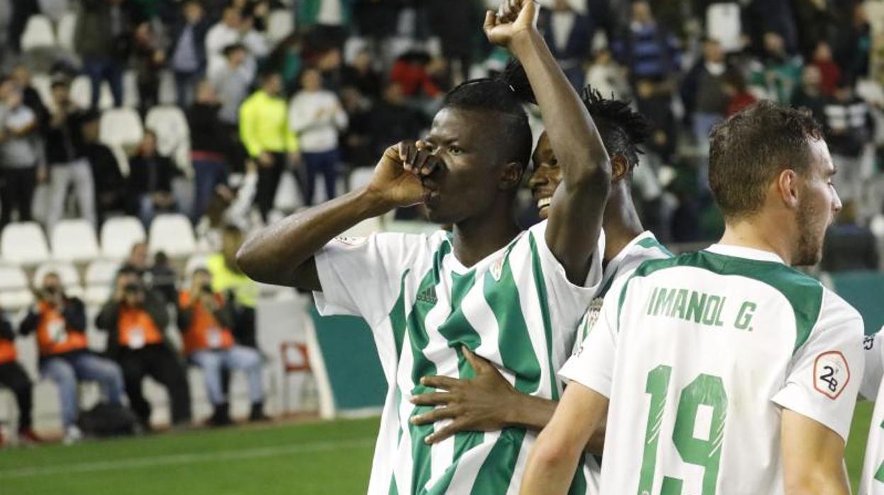 Djetei celebra el gol que anotó ante el Sanluqueño