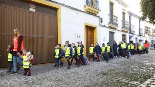 Los alumnos del servicio «Camino al cole» de Jesús Nazareno dirigiéndose al centro