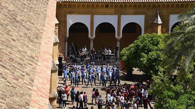 Más de 200 alumnos investigan sobre la Mezquita para diseñar una gymkhana del monumento