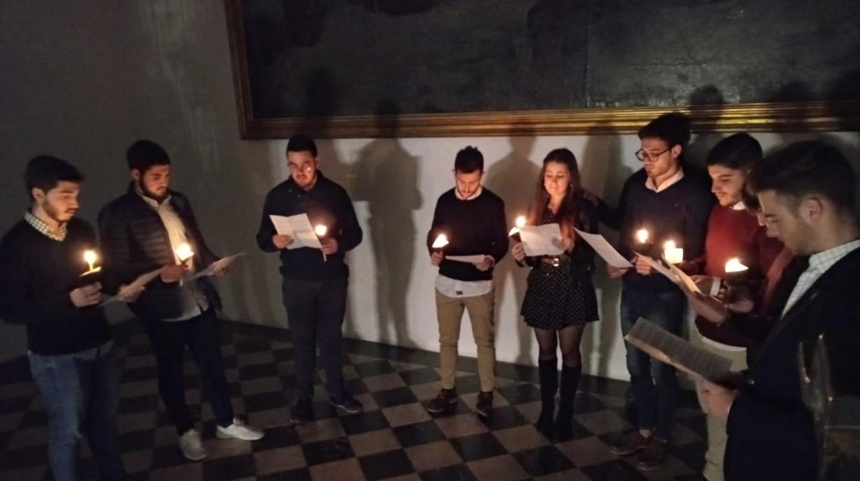 Escenificación sobre el decreto del obispo Trevilla, a cargo de jóvenes de las cofradías de Córdoba