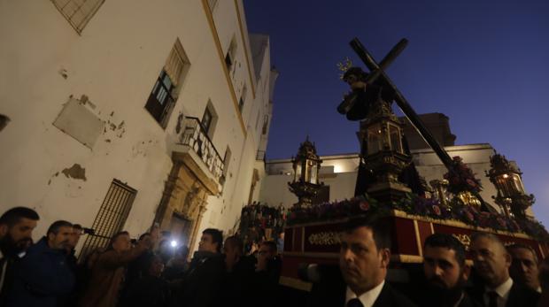 El Señor de Sanidad abre con solemnidad la Cuaresma en Cádiz