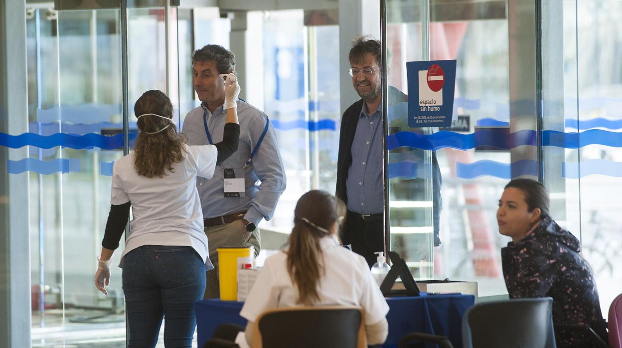 Profesionales médicos toman la temperatura a los asistentes al congreso de robótica celebrado en Málaga