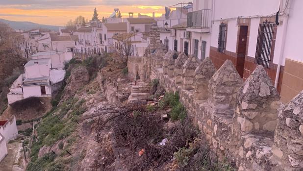 La Junta autoriza la obra para afianzar la muralla de Cabra y evitar desprendimientos