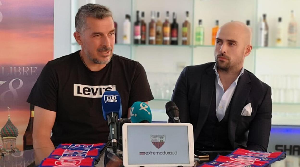 Luis Oliver Sierra (derecha) junto a Juan Marrero