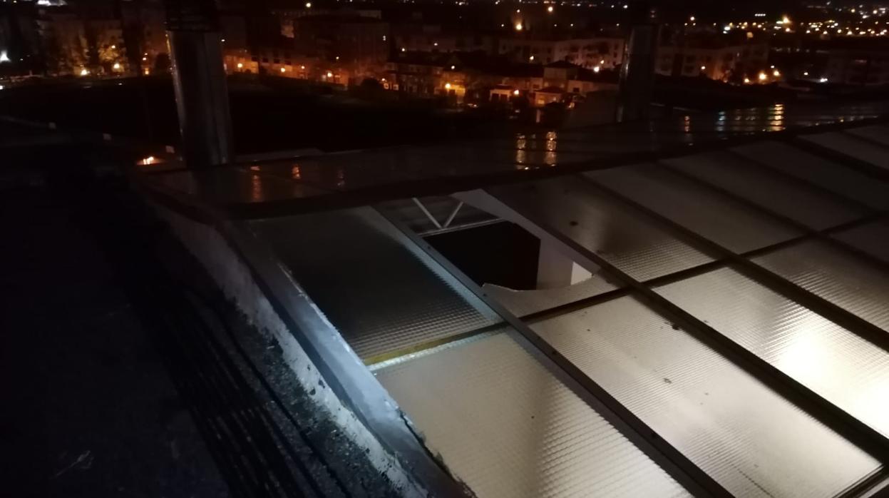 Tragaluz desde el que se precipitó el joven en un edificio de Granada.