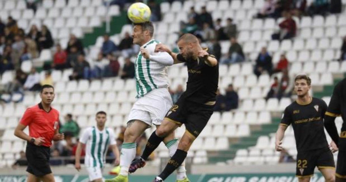 Piovaccari disputa un balón con un defensa del Algeciras en el partido de este domingo 1 de marzo