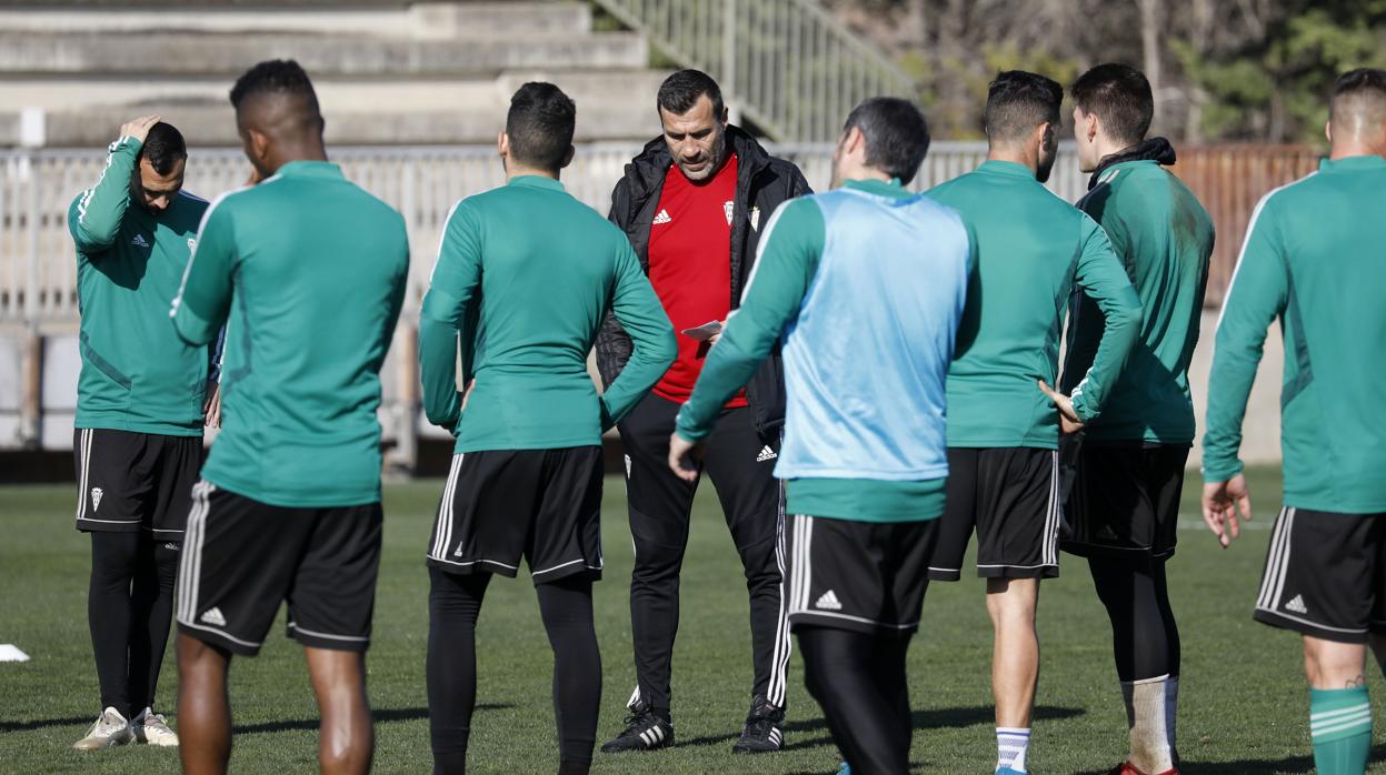 La plantilla del Córdoba CF recibe instrucciones de Raúl Agné