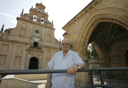 Antonio Navarro, ante el santuario de la Fuensanta en 2006