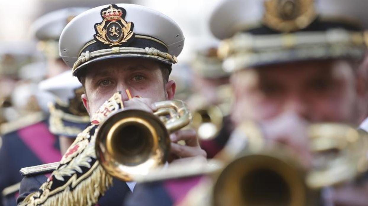 Un músico de la banda de La Victoria de León el pasado Lunes Santo tras la Sentencia