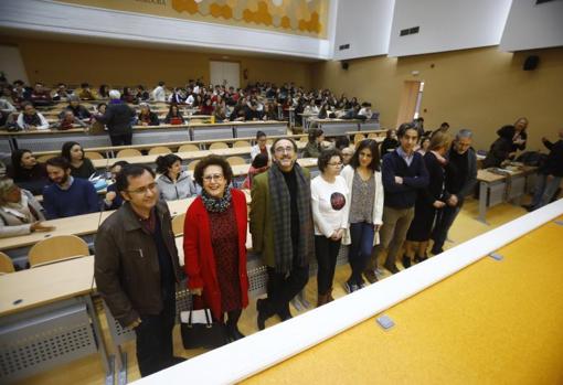 Profesorado de la Facultad junto a las ponentes