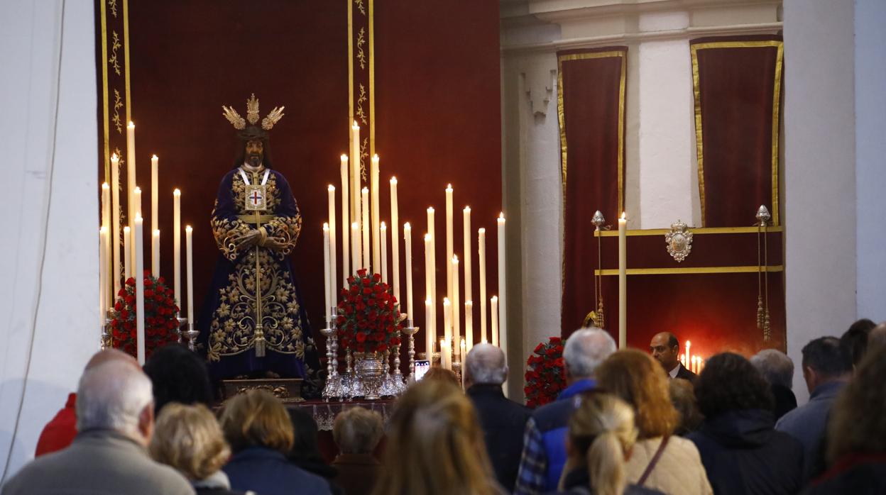 Visitas al Señor Rescatado de Córdoba, que este año no ha incluido el besapiés