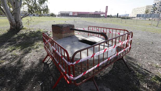 Un chico de 15 años cae a un pozo de ocho metros junto al antiguo Urende de Córdoba