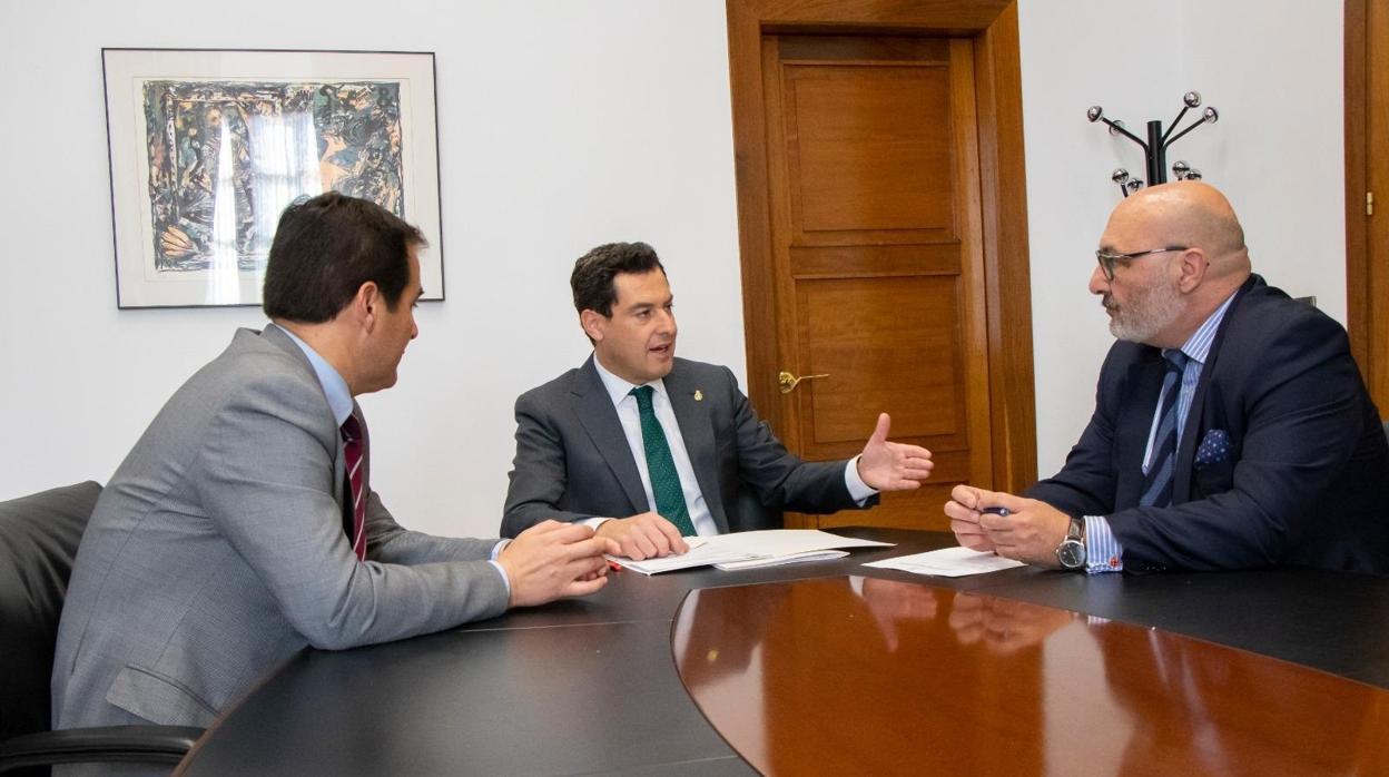 José Antonio Nieto, Juanma Moreno y Alejandro Hernández, portavoz de Vox, en la reunión del Parlamento