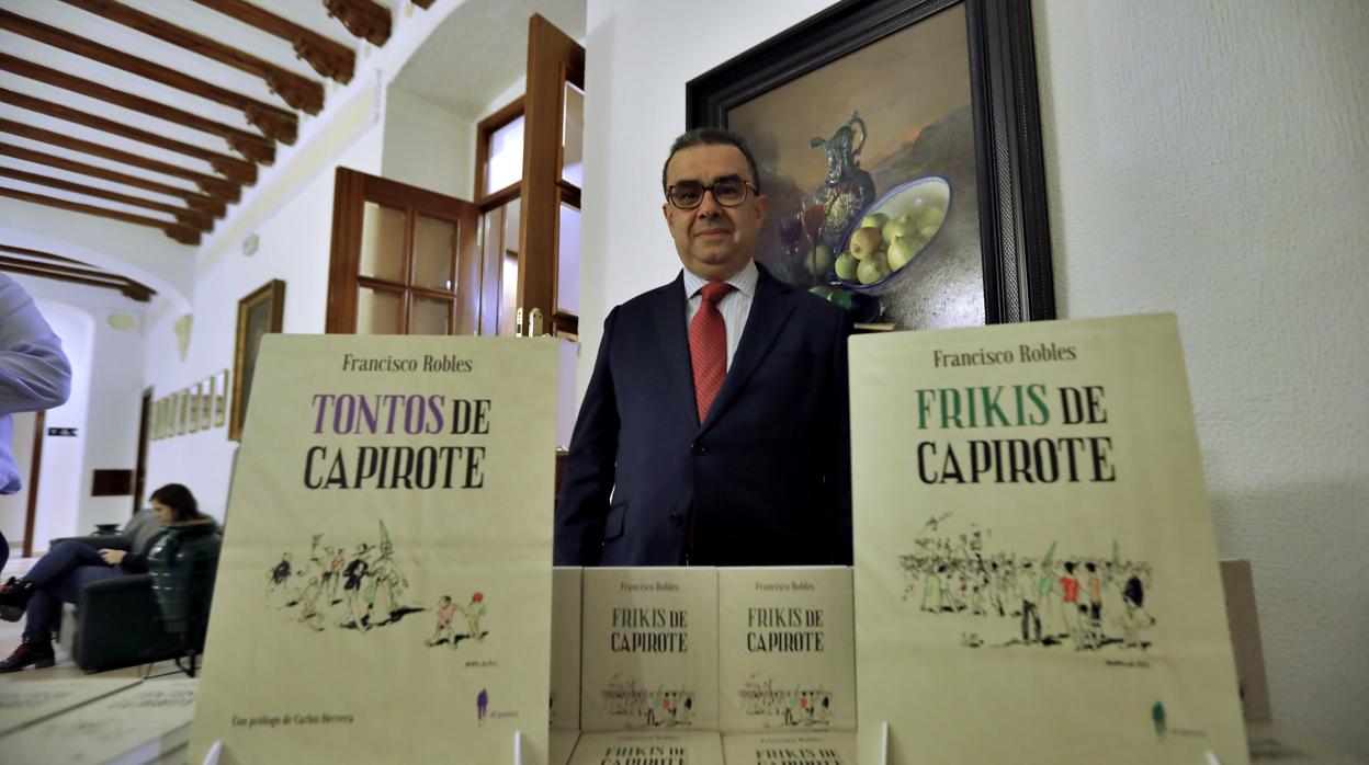 Francisco Robles, entre sus «Frikis de capirote» y sus «Tontos de capirote»