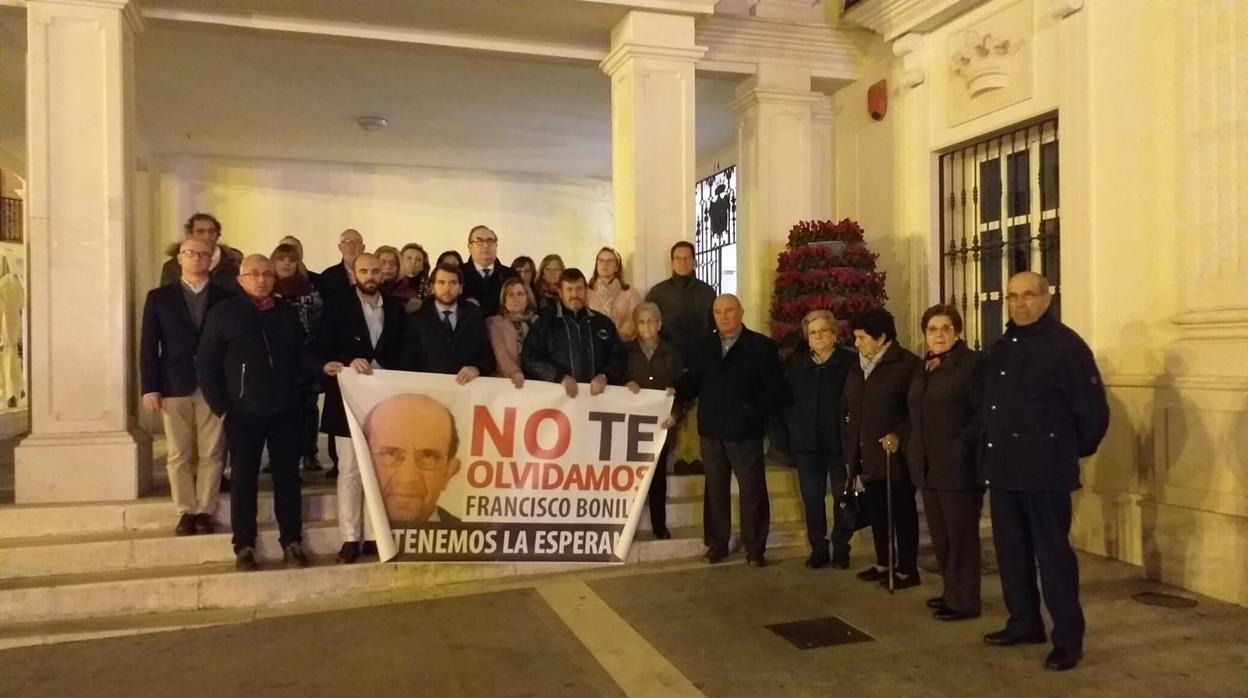 El alcalde de Cabra junto amigos y familiares de Francisco Bonitlla a las puertas del Consistorio egabrene