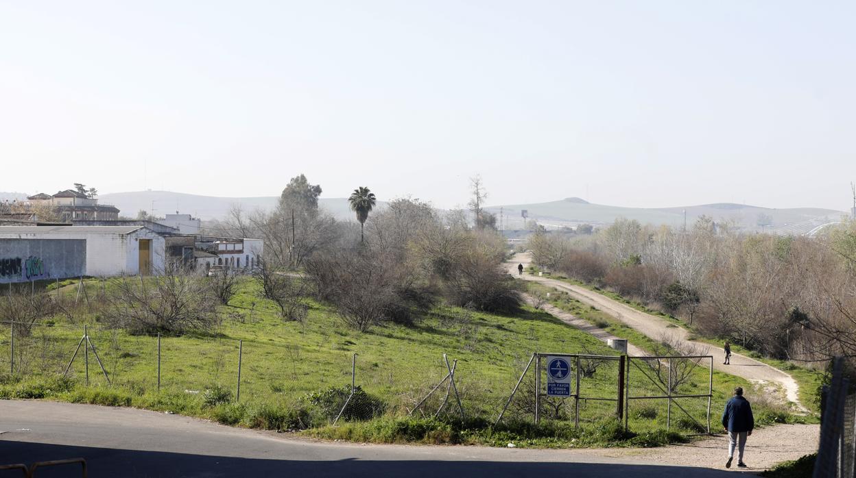 Parte de los suelos del Cordel de Écija, donde Lar quiere acometer un gran centro comercial y de ocio