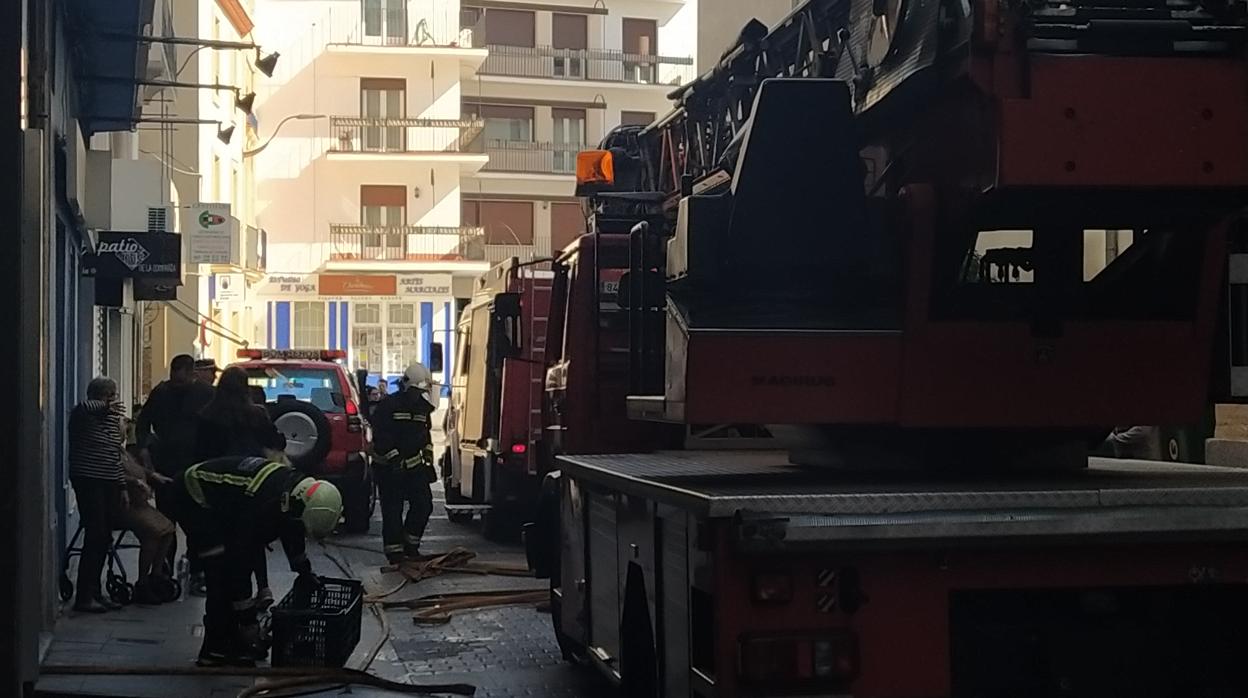 Los bomberos, esta tarde durante su intervención en Duque de Hornachuelos