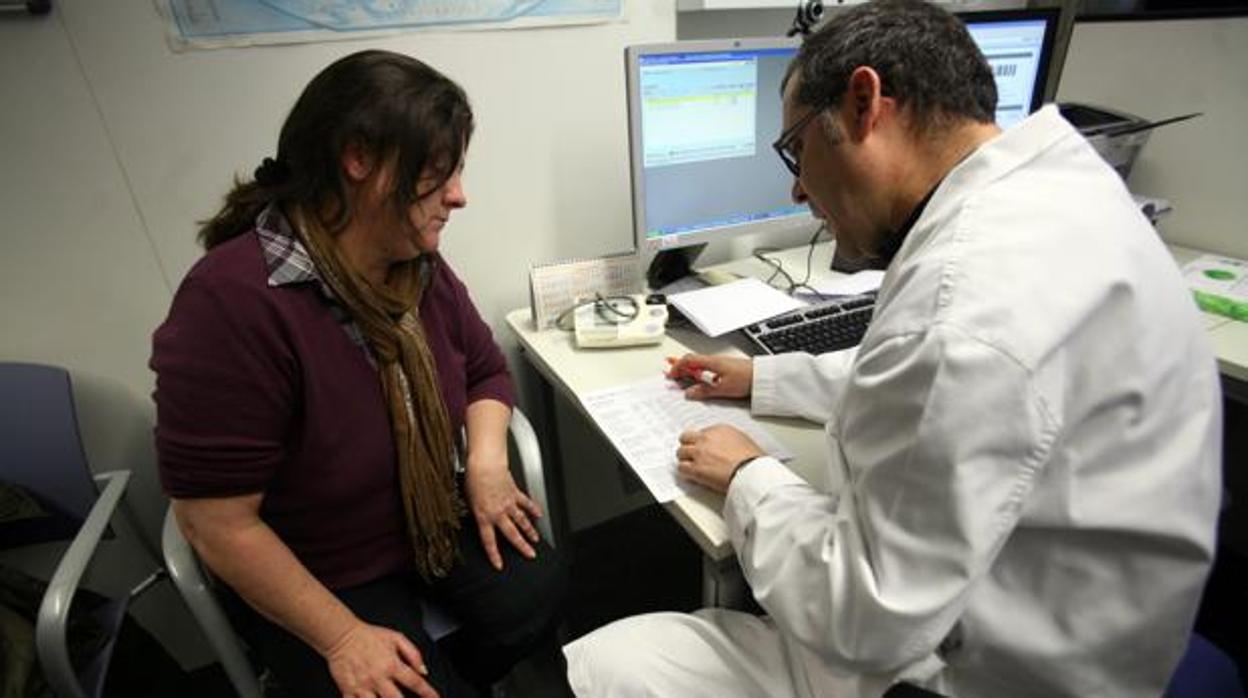 Una mujer en la consulta del médico