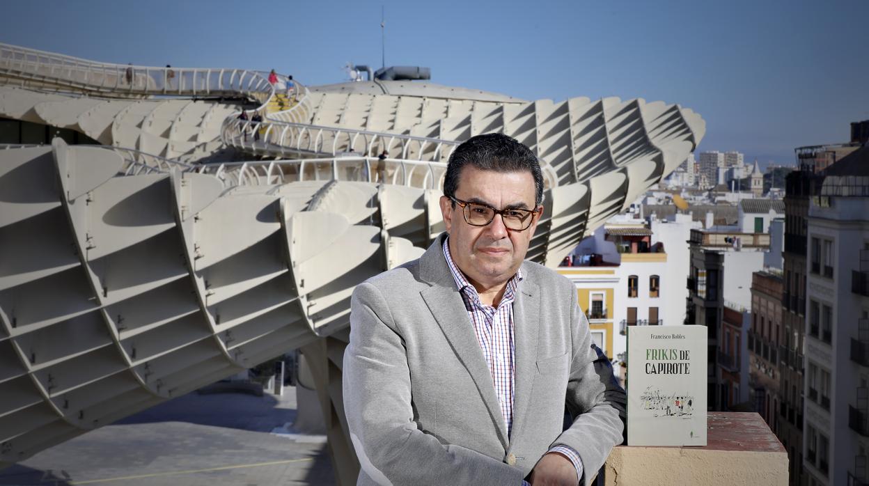 Francisco Robles, con un ejemplar de su libro "Frikis de Capirote"