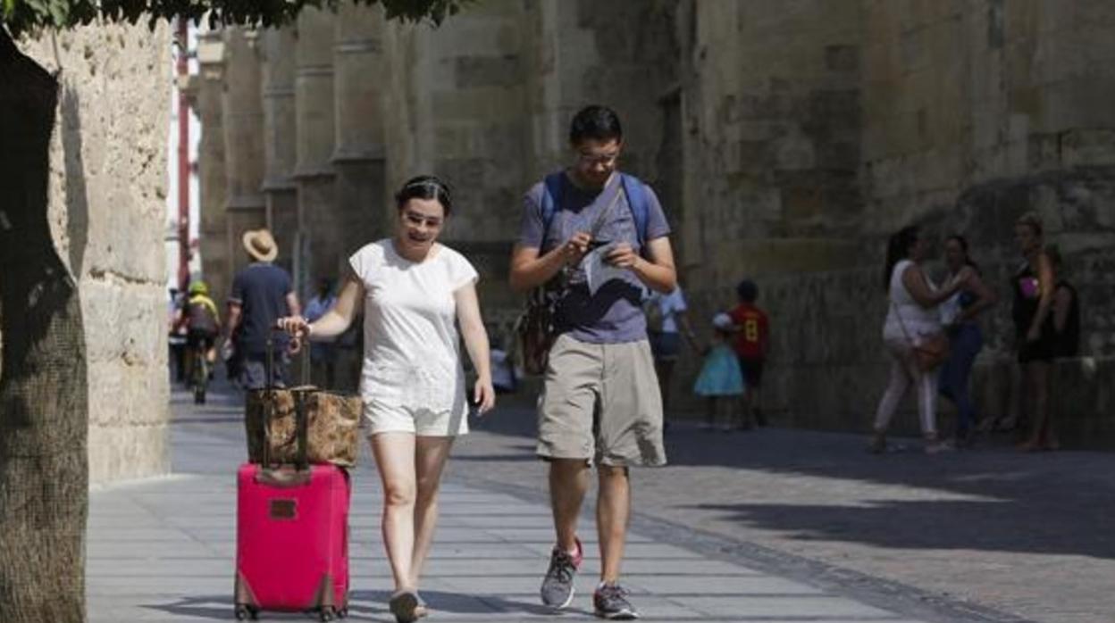 Turistas paseando por el centro de Córdoba