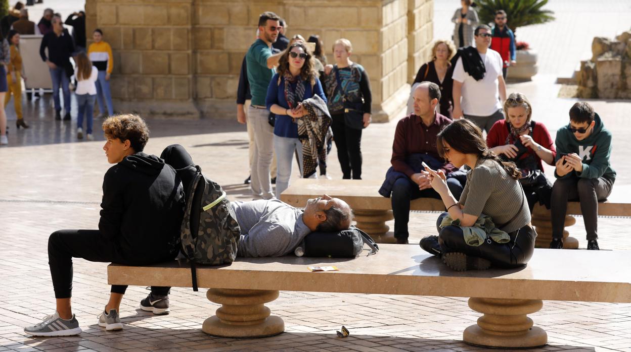 Turistas junto a la Puerta del Puente de Córdoba